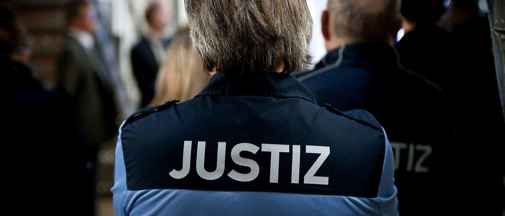 Sie werden in Berlin stellenweise zur Mangelware: Justizvollzugsbeamte.