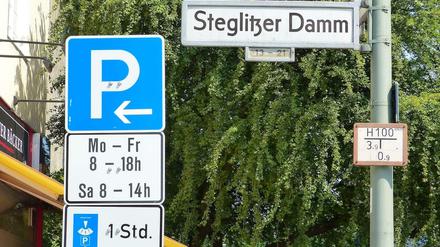 Überraschung am Steglitzer Damm. Von der neuen Kurzparkregelung in Teilen der Straße erfuhren Anwohner erst durch die Schilder.