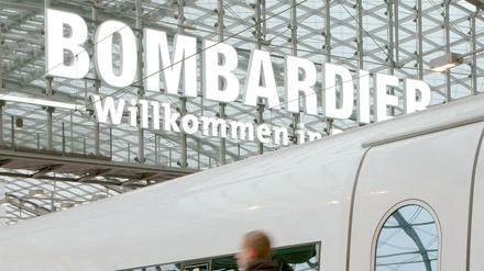 Im Berliner Hauptbahnhof sind die beiden Zughersteller manchmal zusammen zu sehen. Der eine mit seinem Werbeschriftzug, der andere mit seinem ICE.