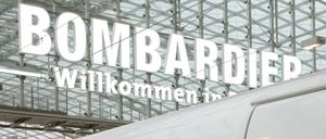 Im Berliner Hauptbahnhof sind die beiden Zughersteller manchmal zusammen zu sehen. Der eine mit seinem Werbeschriftzug, der andere mit seinem ICE.