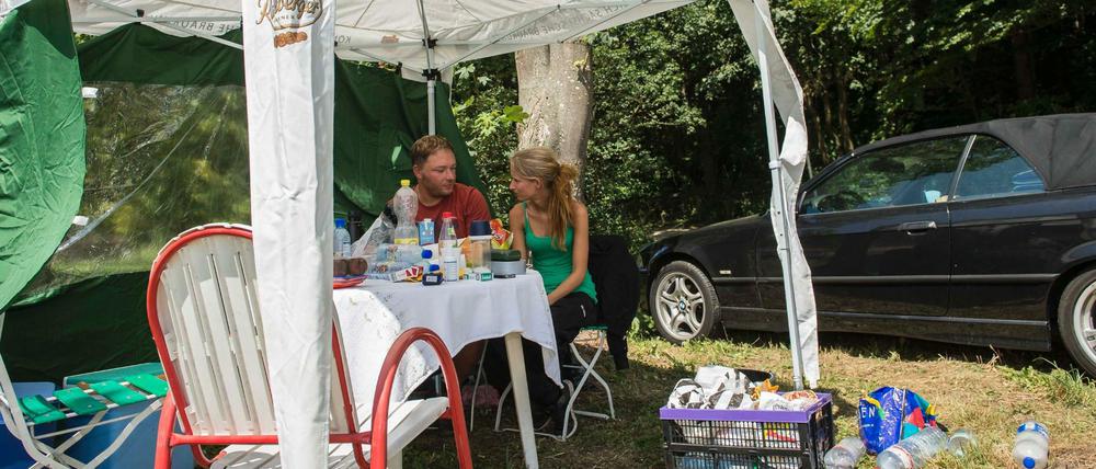 Sven Hossalla und Freundin Lisa Metzler sitzen am 24.07.2015 auf dem Parkplatz Kemmental (Baden-Württemberg) an der Autobahn A8 unter einem Zelt. Ihr Hund Flecki, den sie aus einem Kroatienurlaub mitgebracht hatten, ist ihnen bei der Rückfahrt während einer Rast nach einer Sprengung für das Bahnprojekt Stuttgart 21 entlaufen. Seit Montag 21.07.2015 harren sie auf dem Parkplatz aus, um den Hund wieder zu finden. 