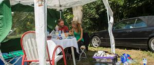 Sven Hossalla und Freundin Lisa Metzler sitzen am 24.07.2015 auf dem Parkplatz Kemmental (Baden-Württemberg) an der Autobahn A8 unter einem Zelt. Ihr Hund Flecki, den sie aus einem Kroatienurlaub mitgebracht hatten, ist ihnen bei der Rückfahrt während einer Rast nach einer Sprengung für das Bahnprojekt Stuttgart 21 entlaufen. Seit Montag 21.07.2015 harren sie auf dem Parkplatz aus, um den Hund wieder zu finden.