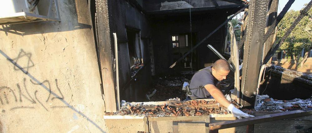Brandflaschen wurden auf zwei Häuser in einem Dorf südlich von Nablus geworfen.