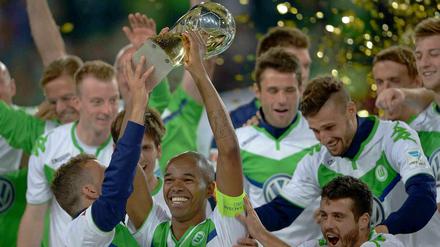 VfL-Kapitän Naldo feiert mit den Wolfsburgern den Supercup.