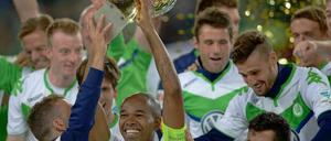 VfL-Kapitän Naldo feiert mit den Wolfsburgern den Supercup.
