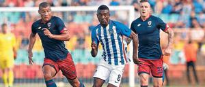 Schnell und schlampig. Salomon Kalou (M.) vergab im Testspiel gegen Genua einige gute Torgelegenheiten, ist aber im Sturm der Berliner derzeit konkurrenzlos. 