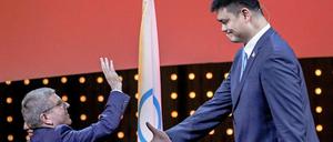 Die Großen gewinnen. Thomas Bach (l.) mit dem Botschafter der chinesischen Bewerbung, Ex-Basketballstar Yao Ming.