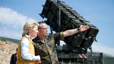 Bundesverteidigungsministerin Ursula von der Leyen (CDU) lässt sich am 25.03.2014 in Kahramanmaras in der Türkei von Oberst Stefan Drexler (r), dem Kontingentführer des Einsatzkontingents Active Fence Turkey, die Patriot-Anlagen zeigen. 