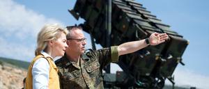 Bundesverteidigungsministerin Ursula von der Leyen (CDU) lässt sich am 25.03.2014 in Kahramanmaras in der Türkei von Oberst Stefan Drexler (r), dem Kontingentführer des Einsatzkontingents Active Fence Turkey, die Patriot-Anlagen zeigen. 