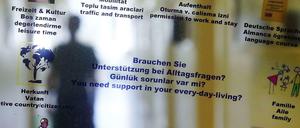 Die Gesetze machen langsame Fortschritte, ihr Praxistest ist der Alltag: Glaswand der Awo-Begegnungsstätte in Berlin-Kreuzberg.