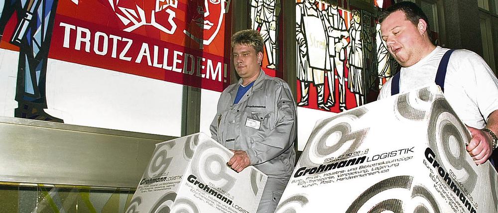 Umzug seit vielen Jahren. Viele Bundesministerien haben neue Domizile bezogen. Hier ein historisches Foto von 2001 aus dem damaligen Kanzleramtsprovisorium im eheamligen DDR-Staatsratsgebäude.