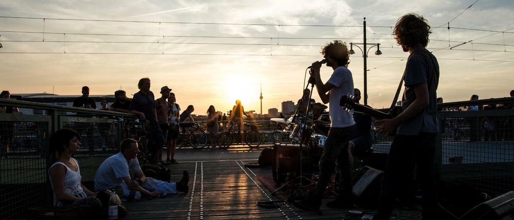 Bitte warmtanzen: Sonne und Wolken bringt der Mittwoch in Berlin, wie hier an der Warschauer Straße.