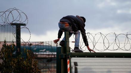 Die verzweifelten Versuche von Afrikanern in Calais, nach England zu gelangen, sind die jüngste Entwicklung im Flüchtlingsdrama, das Europa seit Monaten beschäftigt.