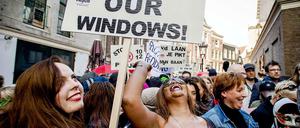 "Schließt unsere Fenster nicht!" Protest von Sexarbeiterinnen gegen das Verbot der berühmten Koberfenster im Amsterdamer Rotlichtviertel. Es soll aufgewertet werden, viele der einst 480 Fenster sind bereits dicht.