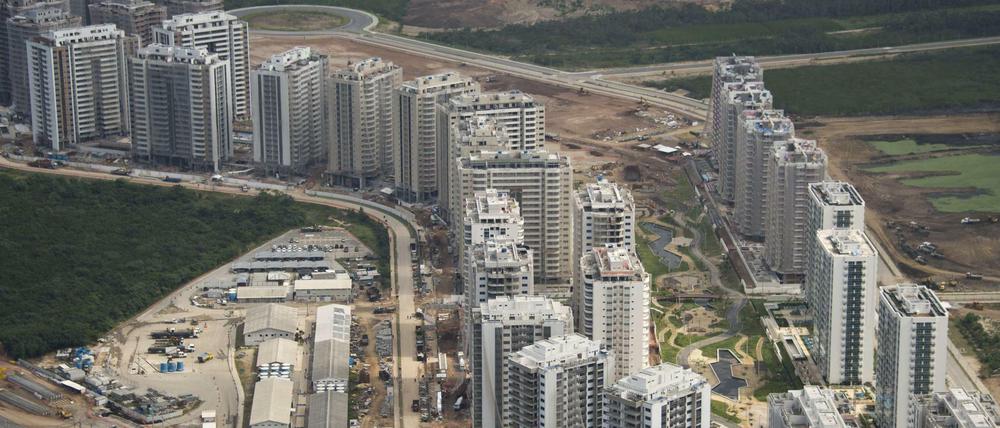 Im nächsten Jahr sollen in Rio de Janeiro die Olympischen Sommerspiele stattfinden - hier ein Blick auf das im Bau befindliche Olympische Dorf. Amnesty wirft der Polizei von Rio exzessive Gewaltanwendung vor. 