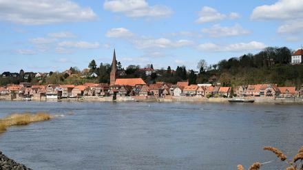 Die Stadt Lauenburg am Ostufer der Elbe (Schleswig-Holstein), fotografiert am 06.04.2015. Im Fall der verschwundenen Familie aus Drage (Niedersachsen) prüft die Polizei einen Zusammenhang mit einer in der Elbe in Lauenburg gefundenen männlichen Leiche.