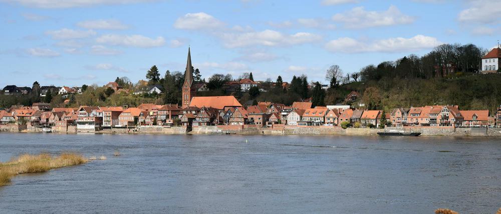 Die Stadt Lauenburg am Ostufer der Elbe (Schleswig-Holstein), fotografiert am 06.04.2015. Im Fall der verschwundenen Familie aus Drage (Niedersachsen) prüft die Polizei einen Zusammenhang mit einer in der Elbe in Lauenburg gefundenen männlichen Leiche.