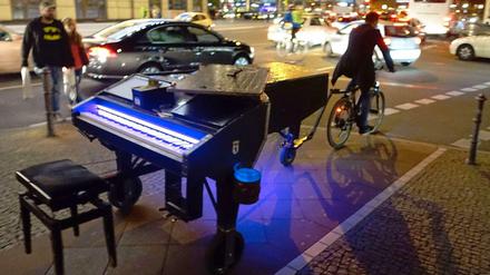 Die Ausnahme von der Regel. Im Oktober 2014 radelte der italienische Pianist Davide Martello mit seinem Flügel über den Potsdamer Platz, um dort unter freiem Himmel zu spielen. 
