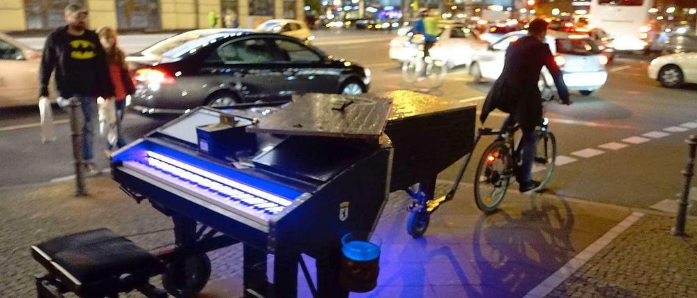 Die Ausnahme von der Regel. Im Oktober 2014 radelte der italienische Pianist Davide Martello mit seinem Flügel über den Potsdamer Platz, um dort unter freiem Himmel zu spielen.