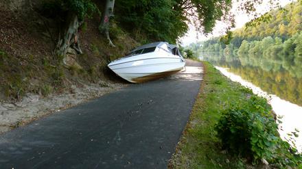 Ein Boot liegt am 01.08.2015 auf einem Weg an der Fulda bei Kassel (Hessen). Eine Wespe hatte die Bootsfahrerin, die mit ihrem Partner auf der Fulda unterwegs war, derart angegriffen, dass diese vor Schreck einen Unfall verursachte. Sie habe in der Aufregung auf den Gashebel des Bootes gedrückt und sei anschließend gestolpert, teilte die Polizei mit.