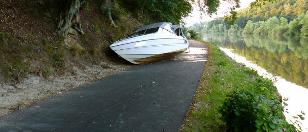 Ein Boot liegt am 01.08.2015 auf einem Weg an der Fulda bei Kassel (Hessen). Eine Wespe hatte die Bootsfahrerin, die mit ihrem Partner auf der Fulda unterwegs war, derart angegriffen, dass diese vor Schreck einen Unfall verursachte. Sie habe in der Aufregung auf den Gashebel des Bootes gedrückt und sei anschließend gestolpert, teilte die Polizei mit.