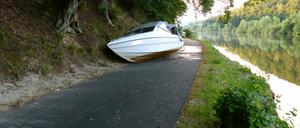 Ein Boot liegt am 01.08.2015 auf einem Weg an der Fulda bei Kassel (Hessen). Eine Wespe hatte die Bootsfahrerin, die mit ihrem Partner auf der Fulda unterwegs war, derart angegriffen, dass diese vor Schreck einen Unfall verursachte. Sie habe in der Aufregung auf den Gashebel des Bootes gedrückt und sei anschließend gestolpert, teilte die Polizei mit.