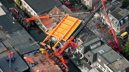 Schwimmende Baukräne sind auf Wohnhäuser in den Niederlanden am Montag gekracht. Verletzt wurde niemand.