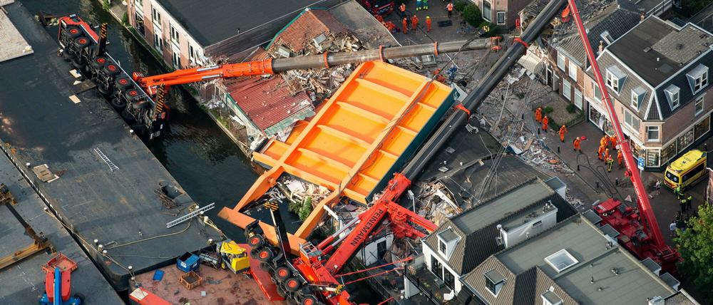Schwimmende Baukräne sind auf Wohnhäuser in den Niederlanden am Montag gekracht. Verletzt wurde niemand. 