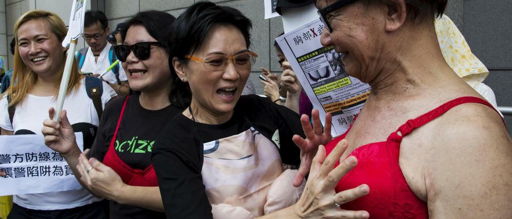 Männliche Demonstranten mit BH bei der Versammlung in Hongkong am Sonntag vor dem Polizeihauptquartier. 