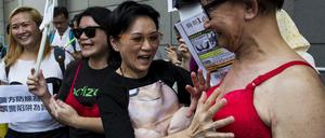 Männliche Demonstranten mit BH bei der Versammlung in Hongkong am Sonntag vor dem Polizeihauptquartier. 