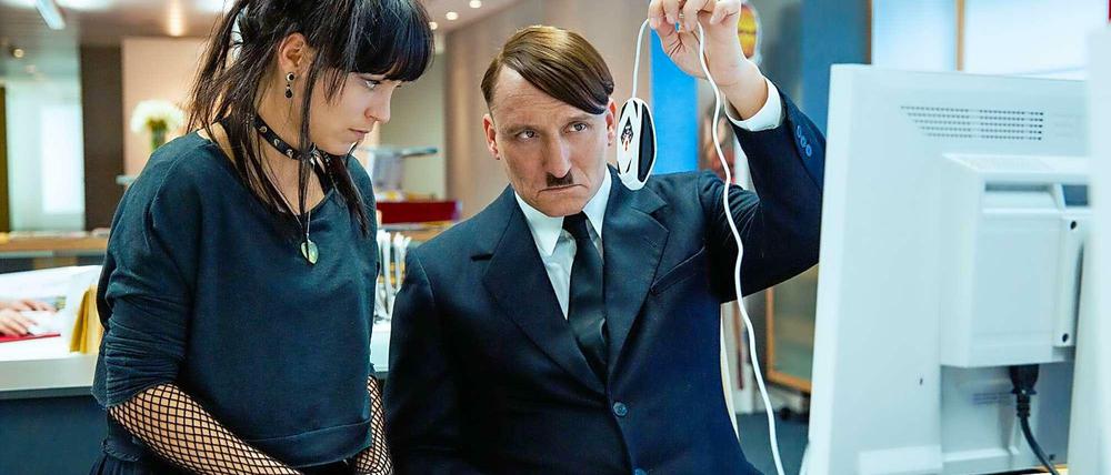 Krömeier (Franziska Wulf) zeigt dem Führer die Möglichkeiten des "Internetz" (Oliver Masucci).