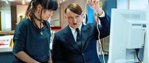 Krömeier (Franziska Wulf) zeigt dem Führer die Möglichkeiten des "Internetz" (Oliver Masucci). 