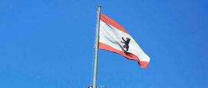 Den Bären auf der Flagge: Fahne auf dem Roten Rathaus.
