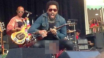 Lenny Kravitz bei seinem Konzert in Stockholm: Das Foto mit der geplatzten Leserhose verbreitet sich in den Sozialen Netzwerken.