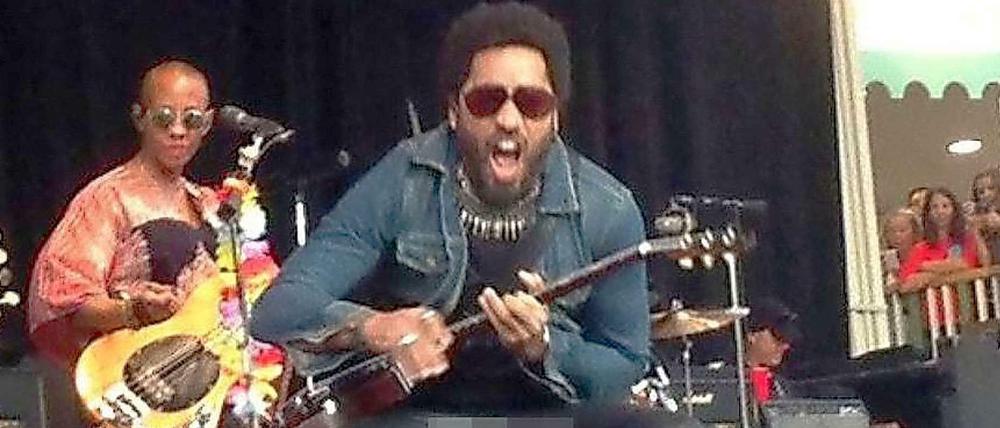 Lenny Kravitz bei seinem Konzert in Stockholm: Das Foto mit der geplatzten Leserhose verbreitet sich in den Sozialen Netzwerken.