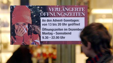 Vor allem im Handel - und dort in der umsatzstarken Weihnachtszeit - flammt die Debatte um Sonntagsarbeit immer wieder auf. 