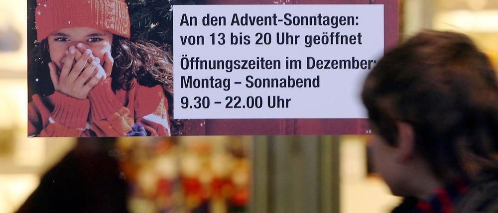 Vor allem im Handel - und dort in der umsatzstarken Weihnachtszeit - flammt die Debatte um Sonntagsarbeit immer wieder auf. 