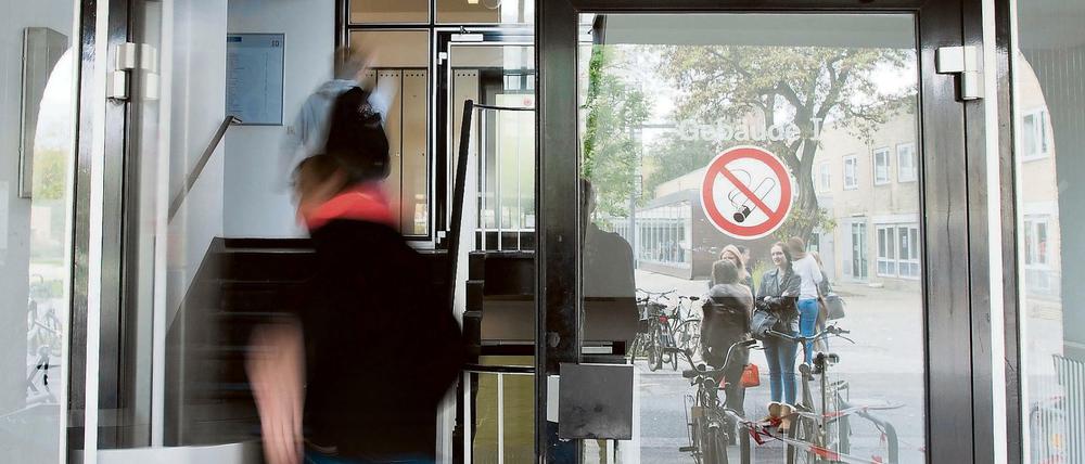 Ein Mann betritt am 17.10.2014 ein Gebäude der Wirtschaftswissenschaften an der Leibniz Universität Hannover.