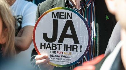 "Mein Ja habt ihr! Ehe für alle" - Demo für die Ehe für alle in Berlin im Juni 2015. 
