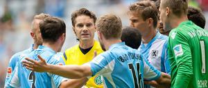 Lamentieren hilft nicht. Schiedsrichter Guido Winkmann gibt den spielentscheidenden Elfmeter für Freiburg.