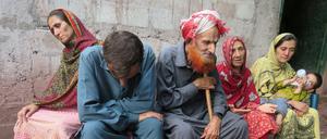 Eltern und andere Verwandte von Shafqat Hussain trauern.