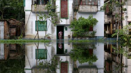 In Indien steht das Wasser vor den Häusern. Hunderte starben bereits durch die Auswirkungen des Monsun. Hier ein Bild aus einem Dorf südlich von Kalkutta am 27 Juli.