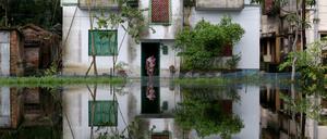 In Indien steht das Wasser vor den Häusern. Hunderte starben bereits durch die Auswirkungen des Monsun. Hier ein Bild aus einem Dorf südlich von Kalkutta am 27 Juli.
