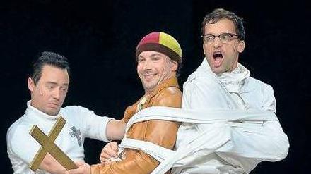 In den Fallstricken des Dramas. Rafael Schuchter (Balthasar), Florian Teichtmeister (Dromio) und Thomas Wodianka (Antipholus, v.l.)