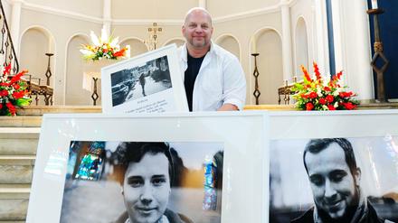 Öffnet Türen. Bruder Franziskus mit Bildern der Ausstellung "Max ist Marie", in der es um Menschen geht, die ihr Geschlecht gewechselt haben. 