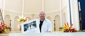 Öffnet Türen. Bruder Franziskus mit Bildern der Ausstellung "Max ist Marie", in der es um Menschen geht, die ihr Geschlecht gewechselt haben. 