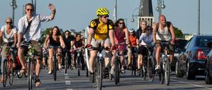 Teilnehmer der Fahrrad-Bewegung "Critical Mass" radeln machen sich den Paragraphen 27 der Straßenverkehrsordnung zunutze: Dort heißt es, dass mehr als 15 Radfahrer gemeinsam einen so genannten Verband bilden. Dann dürfen sie zu zweit nebeneinander auf der Fahrbahn fahren.