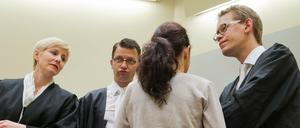 Beate Zschäpe mit drei ihrer vier Pflichtverteidiger.