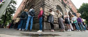 Lange Schlange: Berliner warten vor dem Bürgeramt in der Sonnenallee in Neukölln.