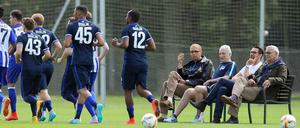 Platz mit Ausblick: Hertha-Präsident Werner Gegenbauer (r.) verfolgt das Hertha-Training an der Seite von Michael Preetz, Teamleiter Nello di Martino und Mannschaftsarzt Ulrich Schleicher (v.r.n.l.)